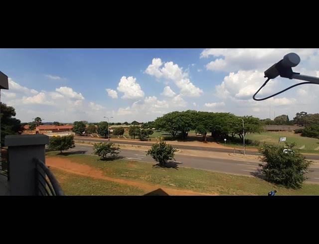 2 BEDROOM APARTMENT FOR SALE IN ROOIHUISKRAAL NORTH